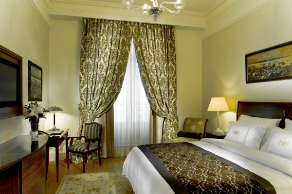 Elegantly furnished guestrooms