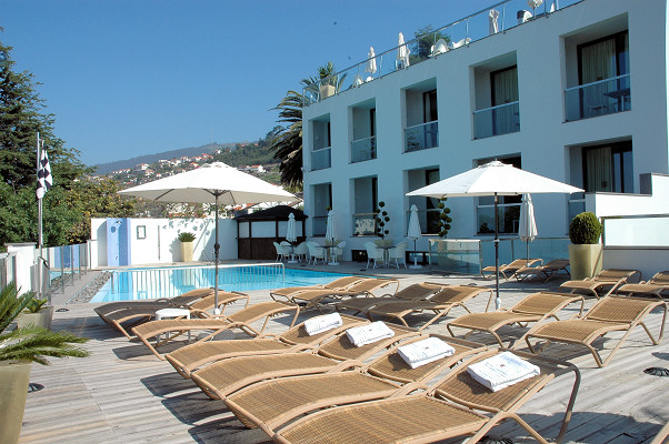 The pool area at Quinta Mirabela