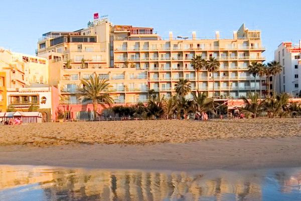 Hotel Reina Isabel viewed stands next to Las Canteras beach