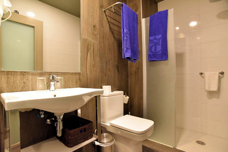 Modern en-suite shower rooms