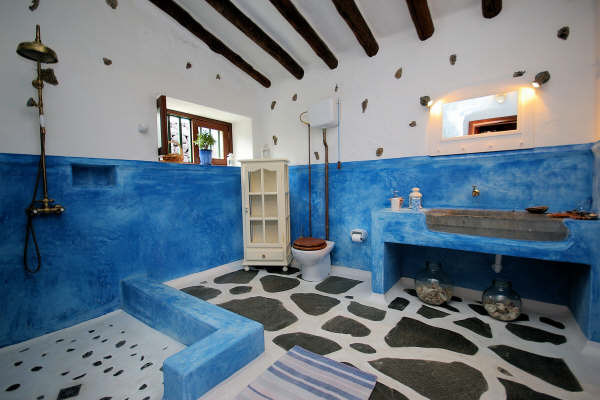 Prettily decorated shower room