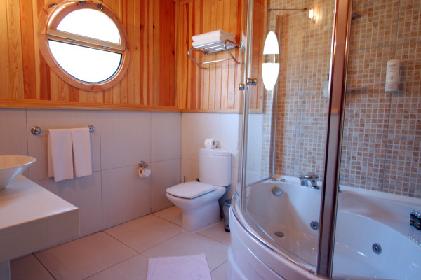 Jacuzzi bathrooms in the suites