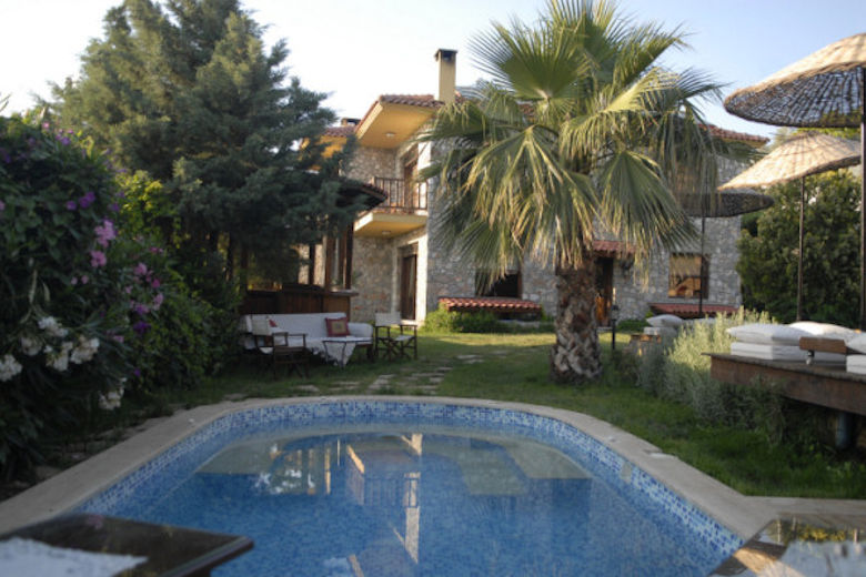 The large outdoor jacuzzi