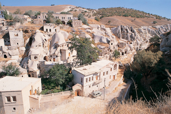 The Gamirasu Cave Hotel and surroundings