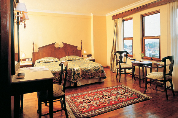 Attractively furnished guestrooms