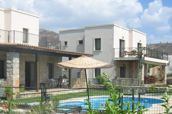 Villas Oya (left) and Ata (right)