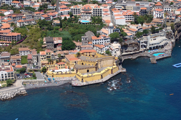The hotel stands just behind the S&atilde;o Tiago fortress