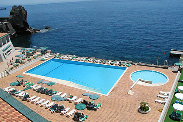 The ocean-front pool at the Penha Franca Mar wing