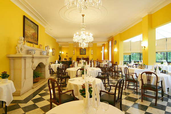The charming main restaurant "Avista Navios"