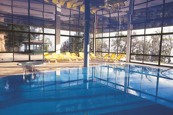 The indoor swimming pool at Quinta do Monte