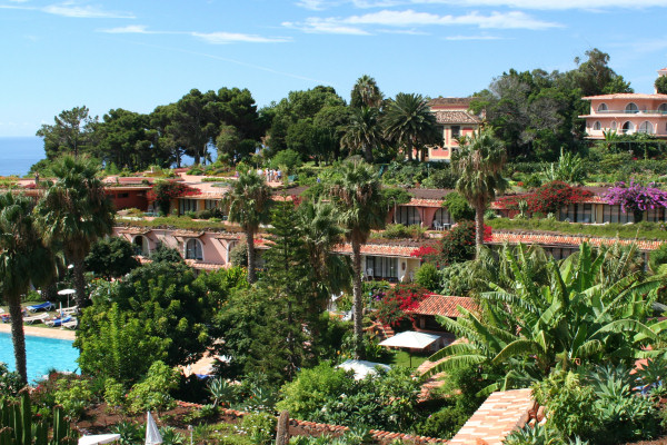 Quinta Splendida stands in mature subtropical gardens