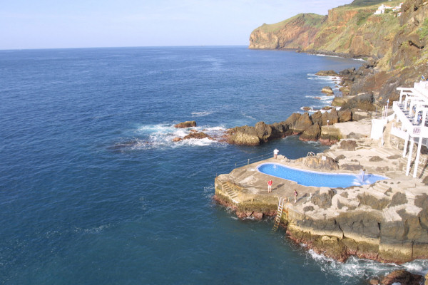 Guests can use the nearby seawater pool and swimming platforms?