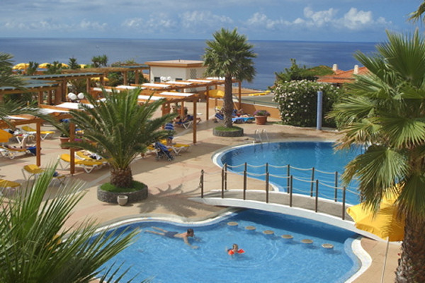 ?as well as the outdoor pool of the sister hotel Galosol?