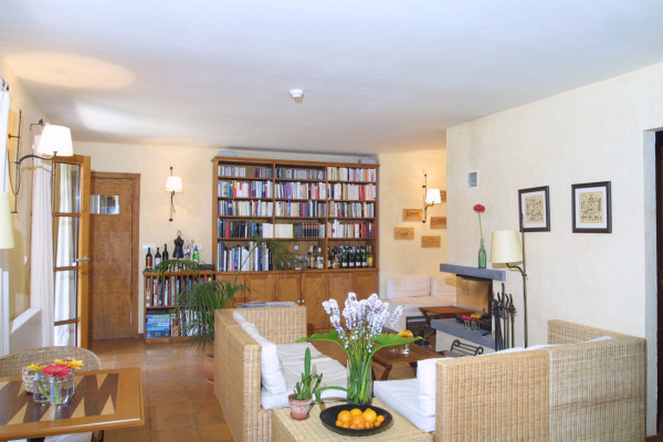 The communal lounge area and library