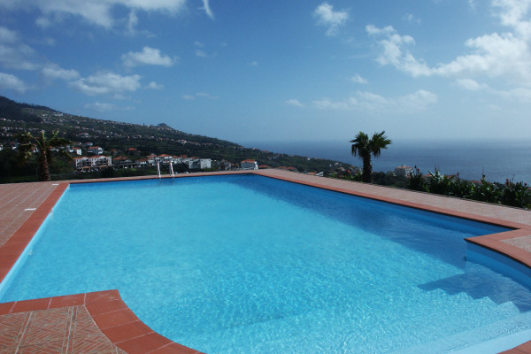 Extensive views from the pool