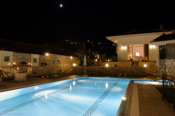 Epavlis by night
