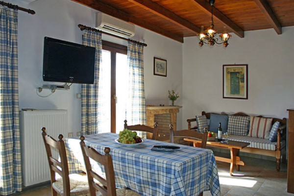 Prettily furnished living-dining area