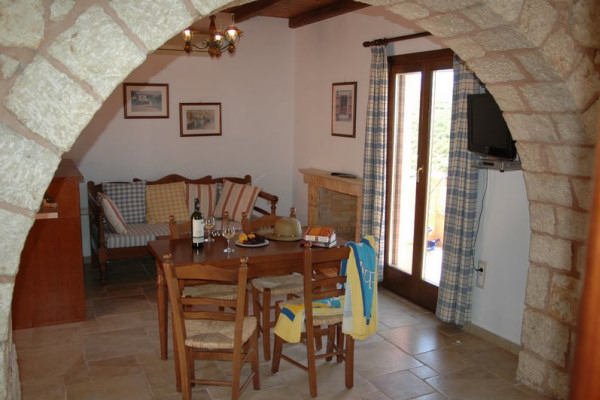 Arch separating the kitchen from the dining area