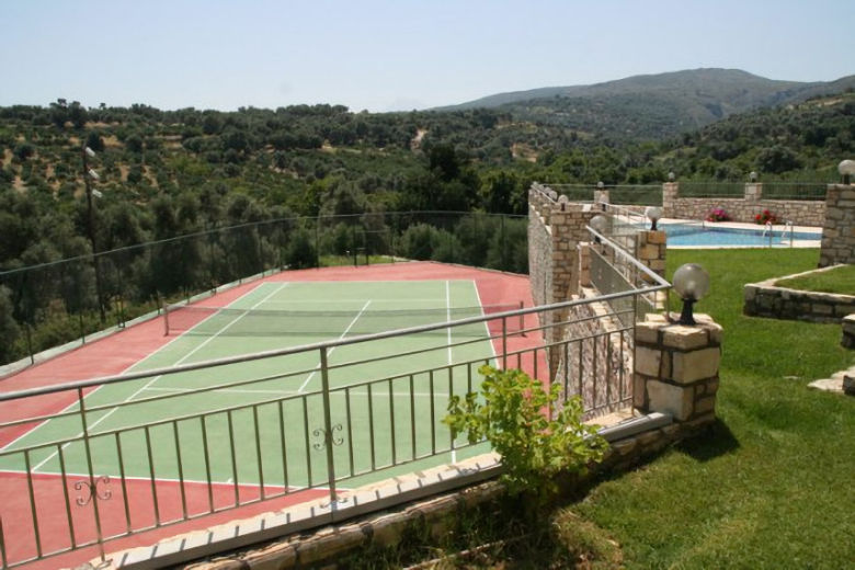 Villa Tina-Dora's own tennis court