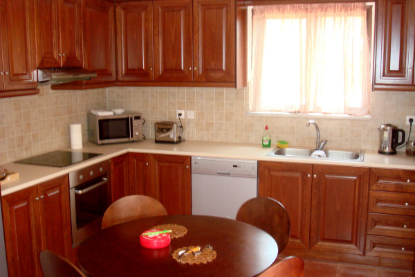 Well-equipped fitted kitchen