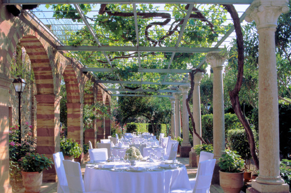 Alfresco dining in style