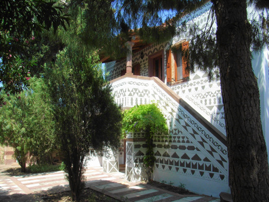One of the buildings is decorated using the traditional xysto technique