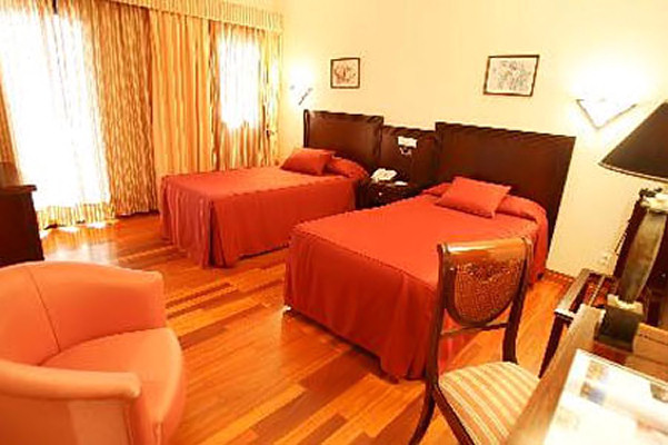 Comfortably furnished guestrooms