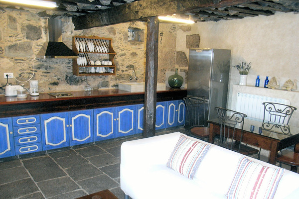 Casa Caqui's kitchen and dining area