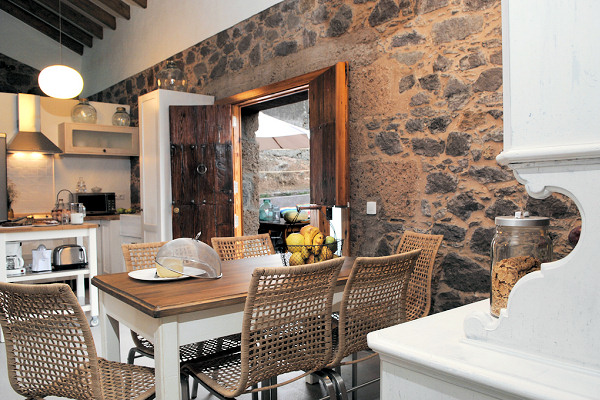 Kitchen and dining area in Casa Pitas