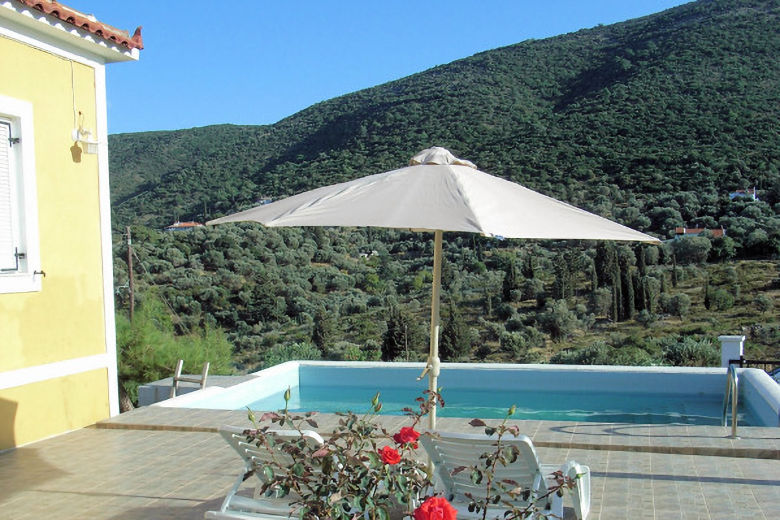 The Yellow House's swimming pool
