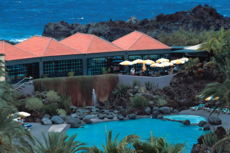 The restaurant stands between the pool and the sea