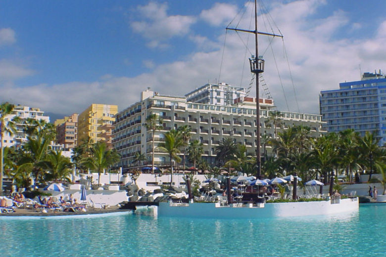 The Vallemar viewed from the Lago Marti&aacute;nez seawater swimming pool comple