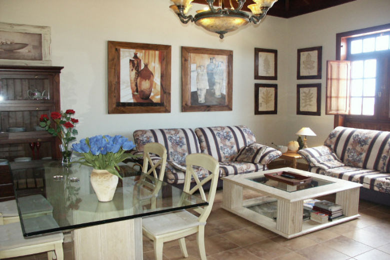 Lounge in the front apartment