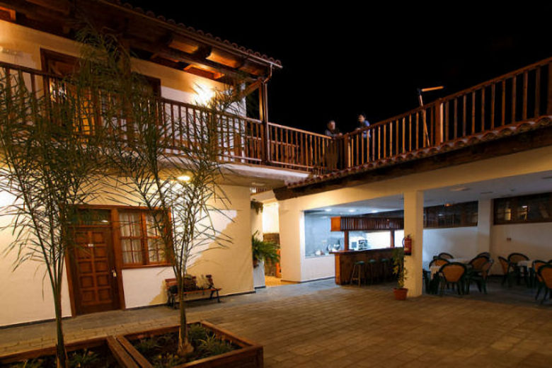 The courtyard and small bar/caf&eacute; area