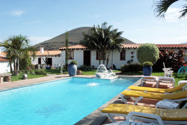 The pool and garden at El Tejado