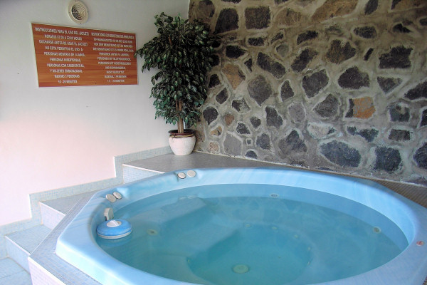 The covered jacuzzi at La Tanquera