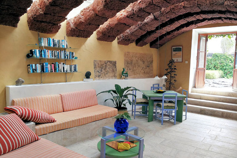 Casa Banana's vaulted living room