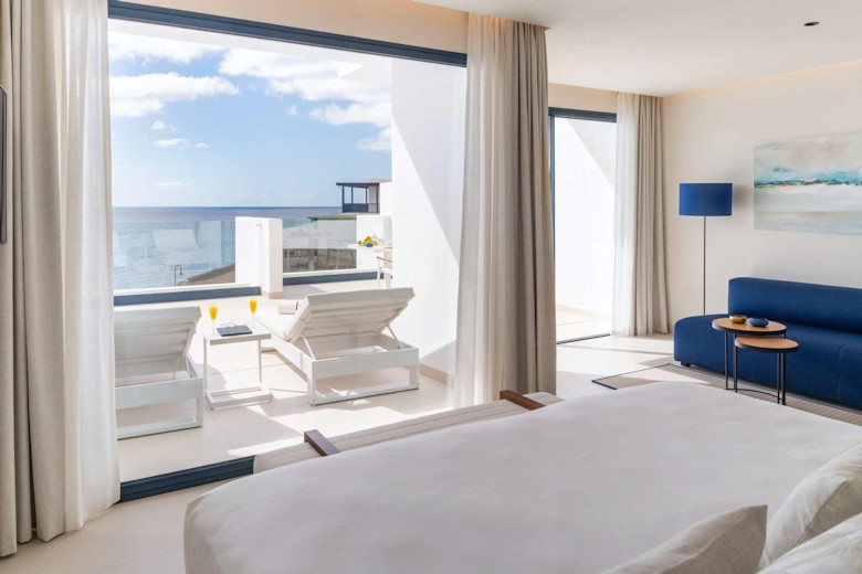 Spacious suites with panoramic windows