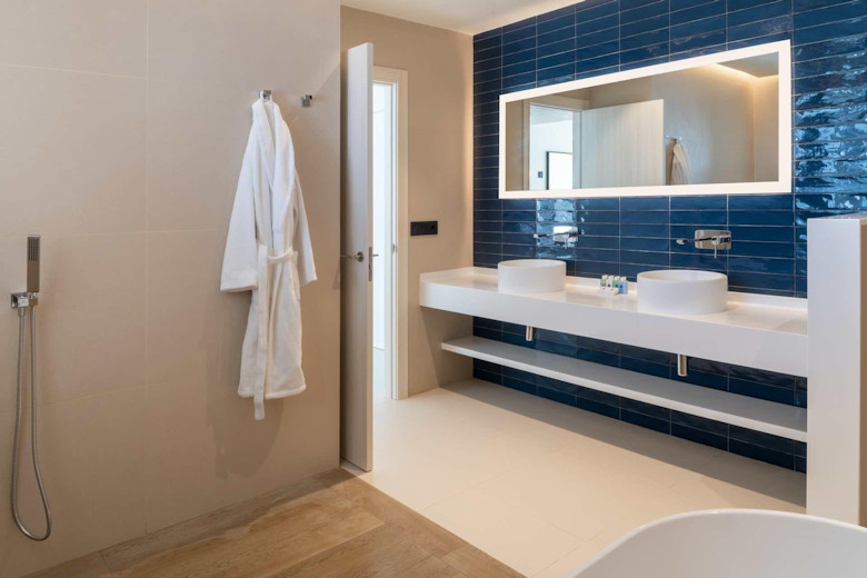 Spacious en-suite bathrooms...