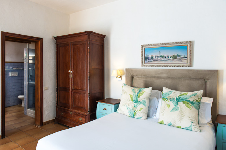 Prettily furnished guestrooms
