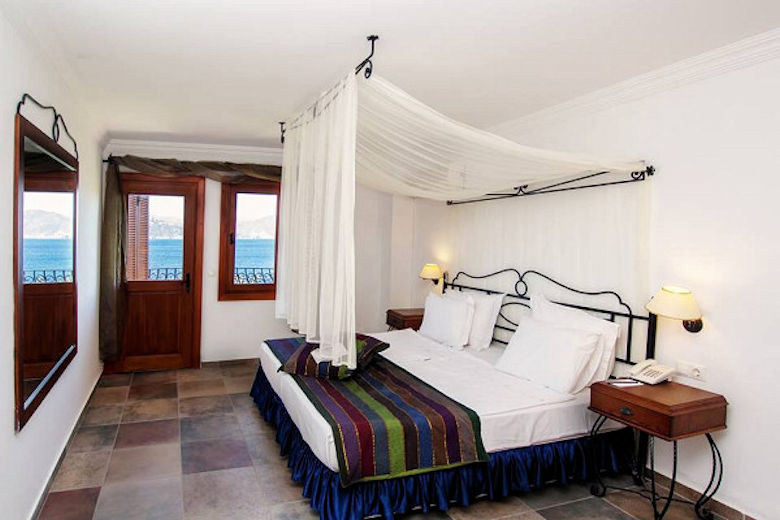 Rooms with sea-facing balconies