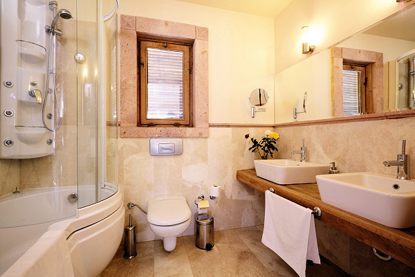 En-suite bathroom with shower jets