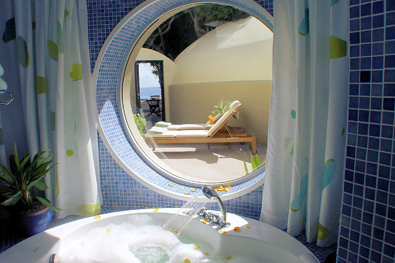 Jacuzzi bath with view towards the inner terrace