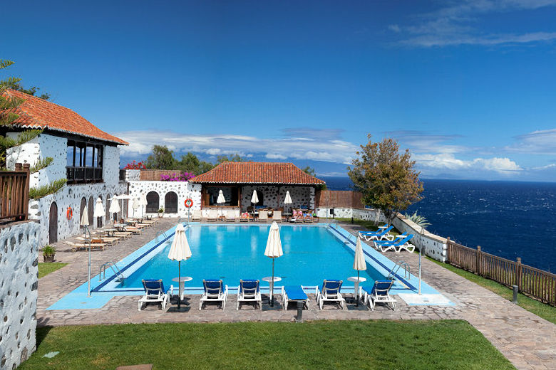 The cliff-top swimming pool