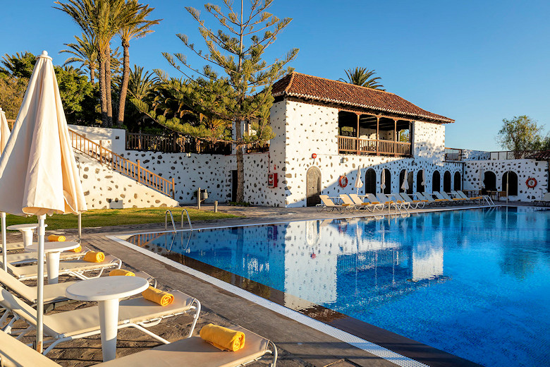 The swimming pool 