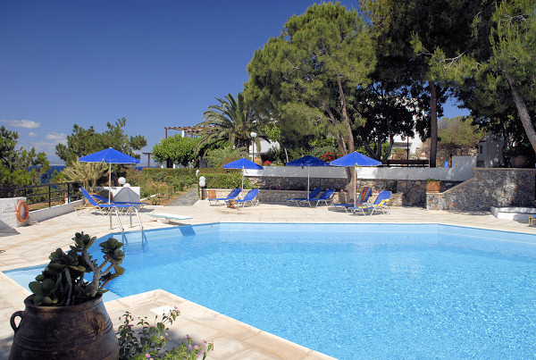 Alianthos Apartments and pool
