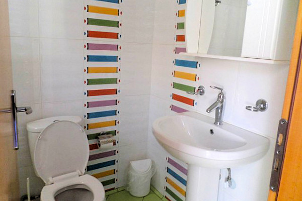 Simple en-suite shower rooms