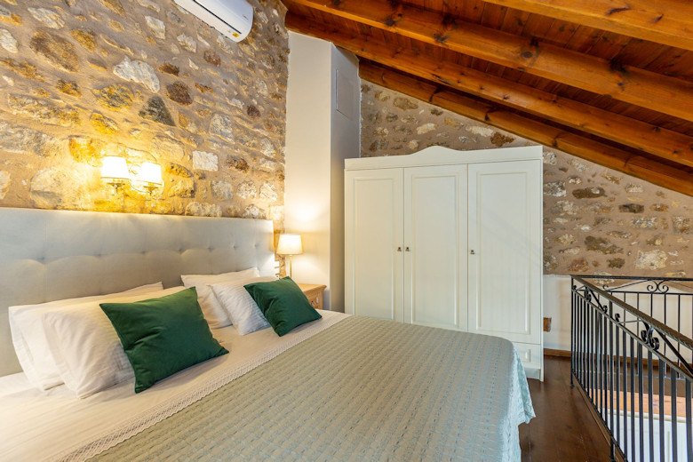 Sleeping gallery in the Superior Pool View Maisonette