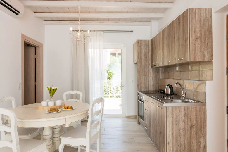 Kitchen-dining area in a King Suite