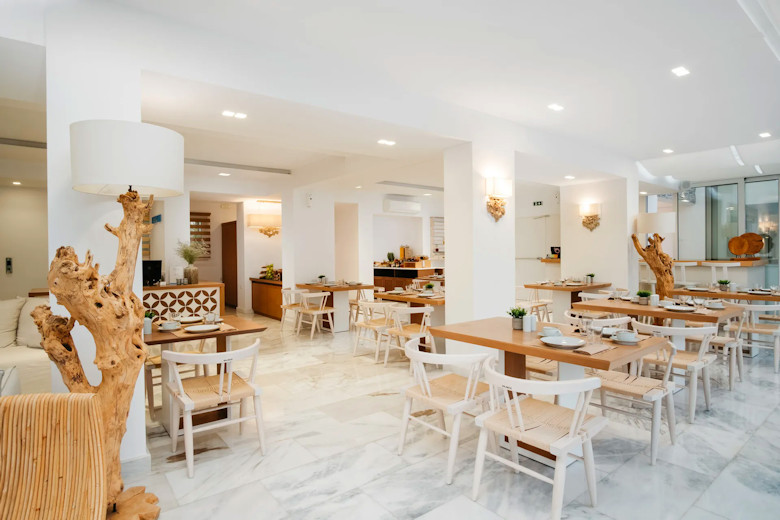The breakfast room